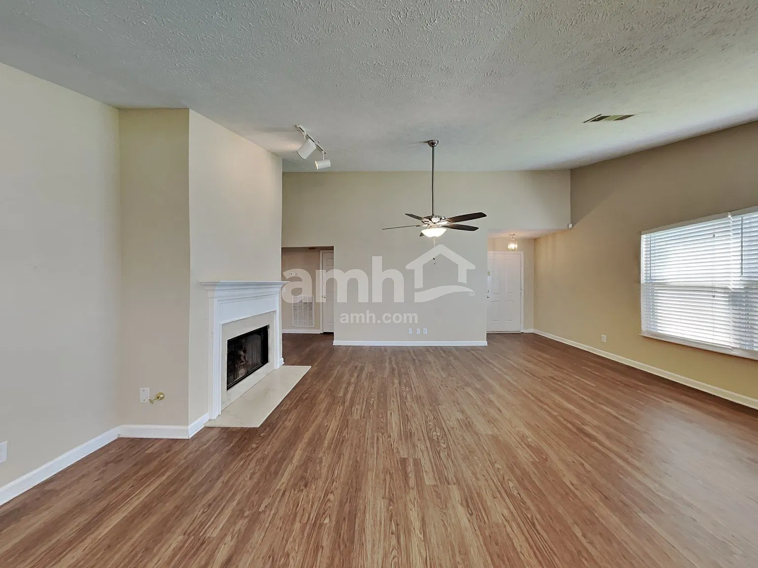 3 bed, 2.0 bath, 1562 sqft, $2,360 — Photo 4