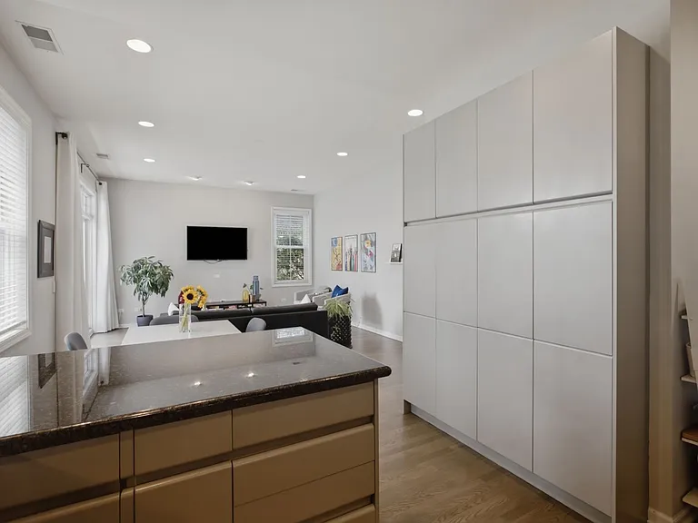 623 W Barry Ave #1 — Photo 9