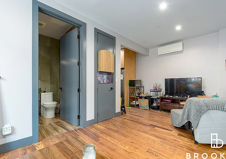 1461 Gates Ave #4D — Photo 2