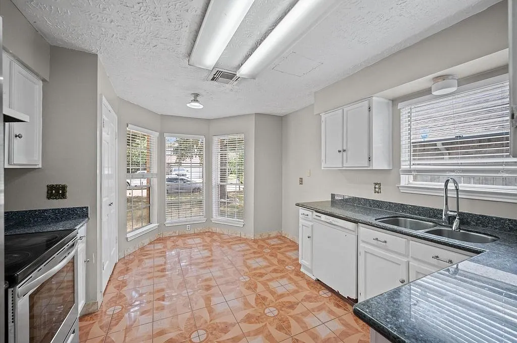 3 bed, 2.5 bath, 2231 sqft, $2,100 — Photo 4