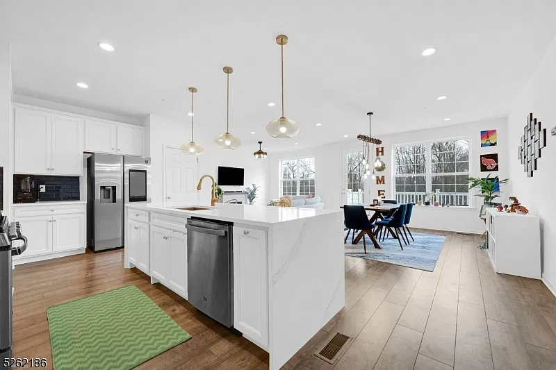 3 bed, 4.0 bath, 2564 sqft, $5,600 — Photo 3
