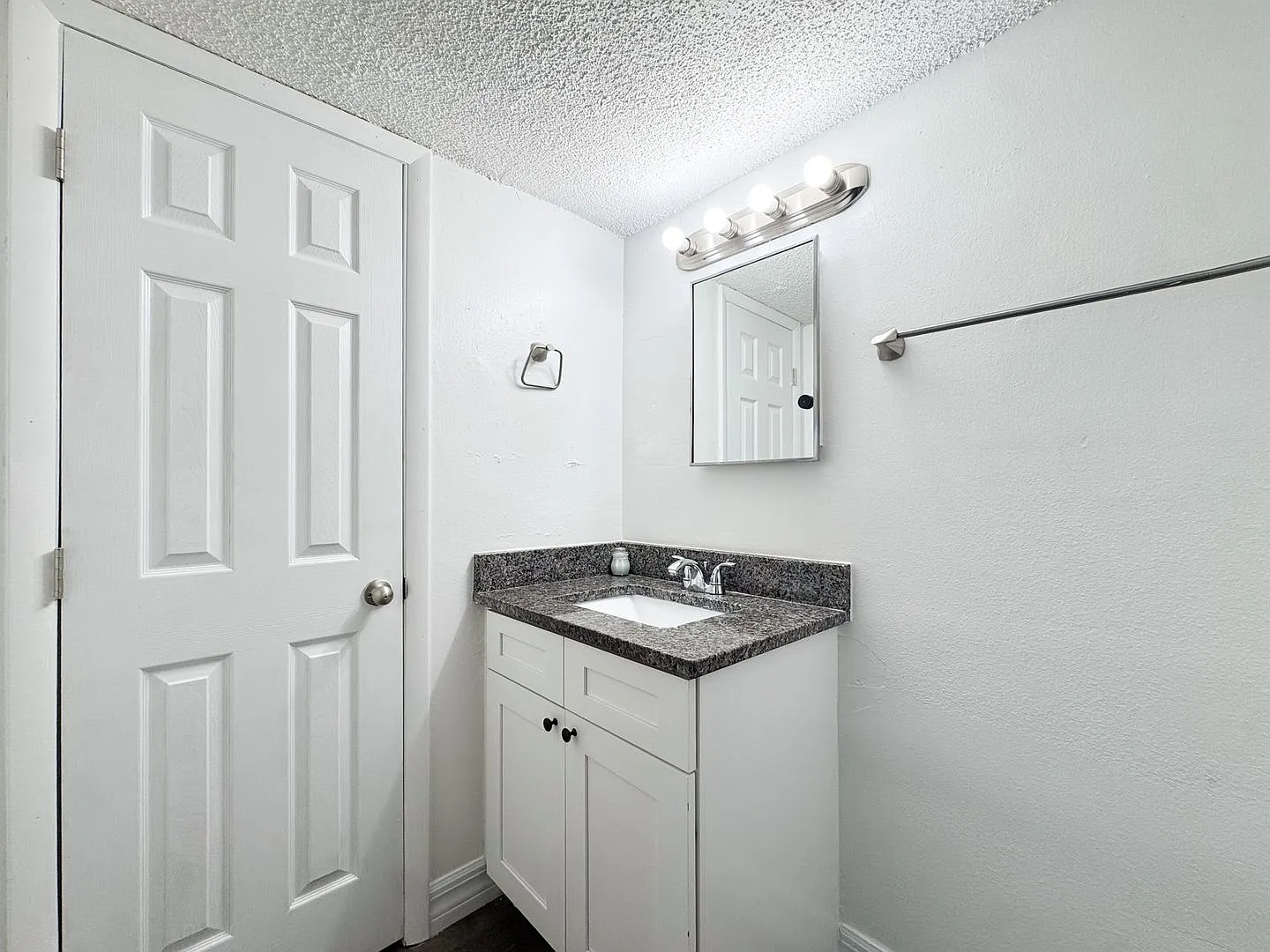 Updated one bedroom in Villa Del Sol Community — Photo 3