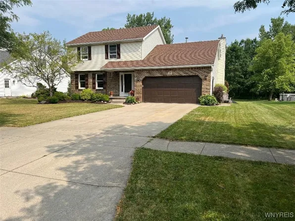 19 W Lake Forest Pkwy, Lancaster, NY 14086