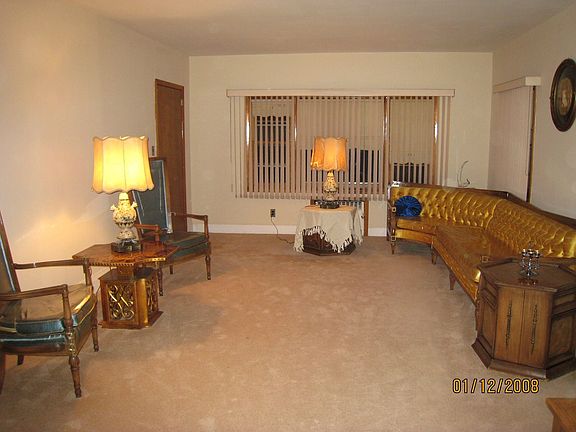 LARGE LIVING ROOM