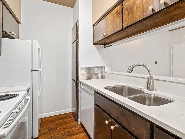 612 Park Pl #201 — Photo 7