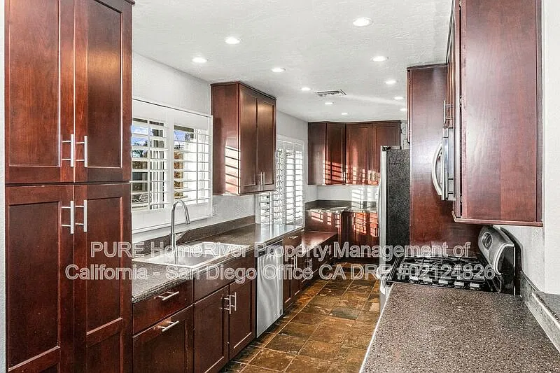 3 bed, 2.0 bath, 1595 sqft, $4,100 — Photo 4