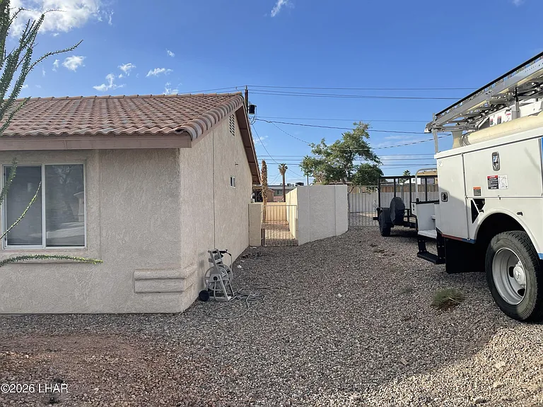 1071 Rolling Hills Dr — Photo 3