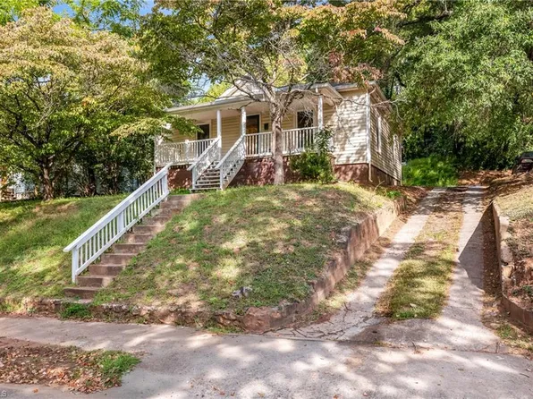 925 Harris St, Eden, NC 27288