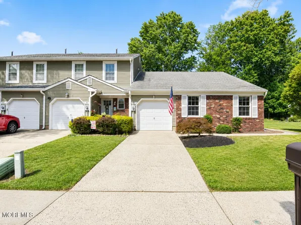 99 Oak Ln, Eatontown, NJ 07724