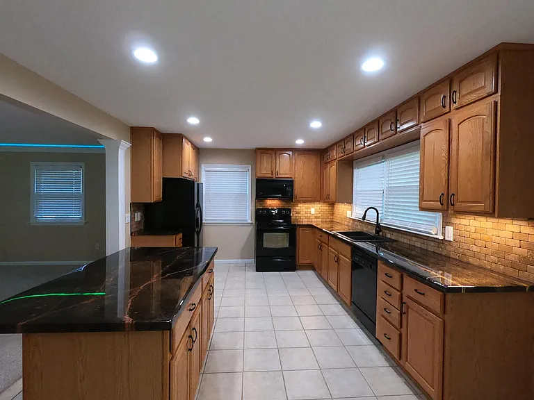 5830 Perry Ln — Photo 12