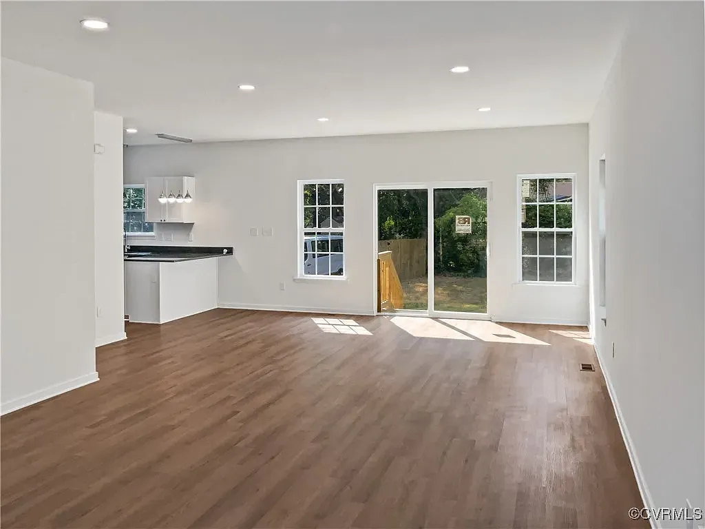 4 bed, 1996 sqft, $2,500 — Photo 2