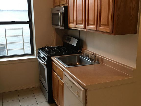 5th image of 595 McLean Ave