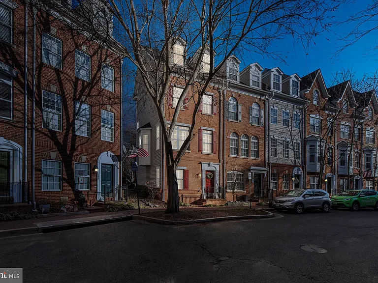 170 Martin Ln — Photo 2
