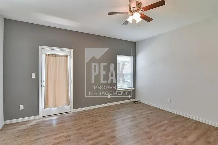 3 bed, 2.0 bath, 1010 sqft, $1,525 — Photo 3
