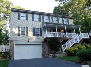 121 Hallock Landing Rd, Rocky Point, NY 11778