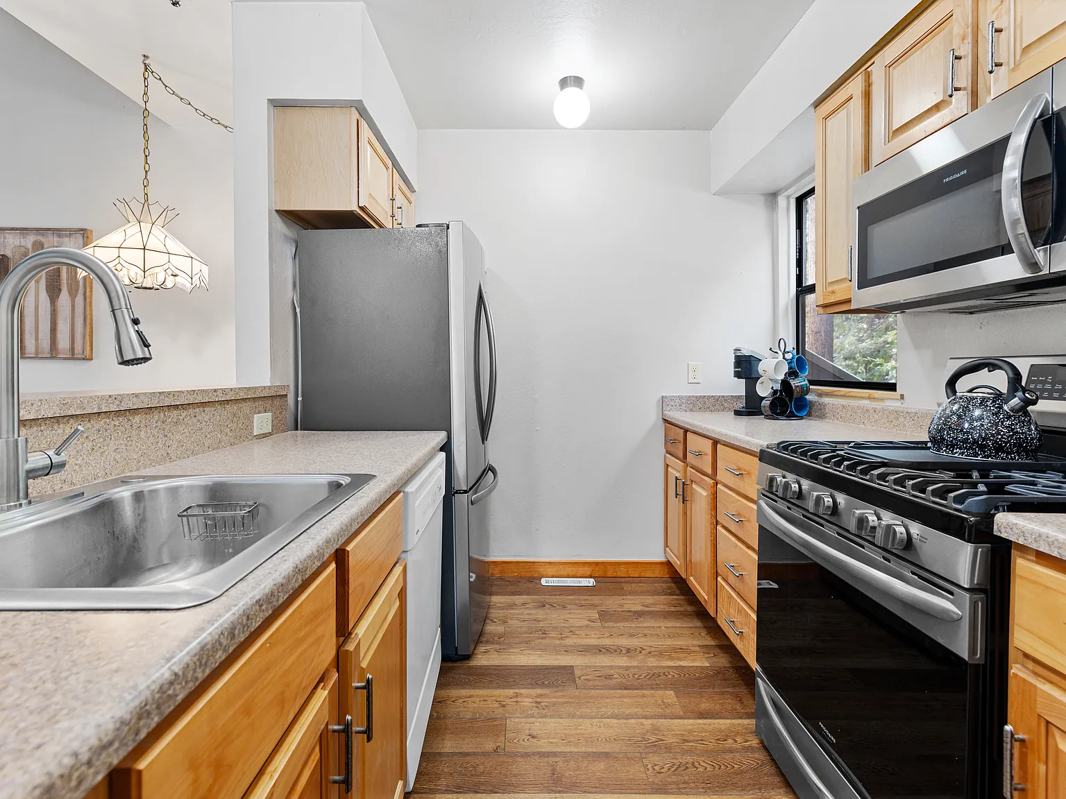 3 bed, 1200 sqft, $3,950 — Photo 4
