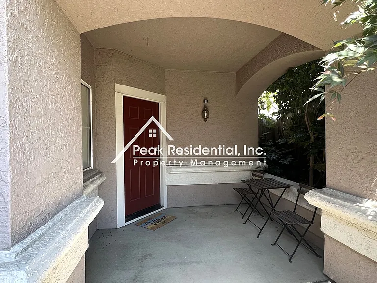 402 Harlow Ct — Photo 3
