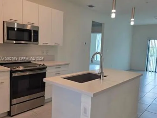 8167 NW 41st St E, Miami, FL