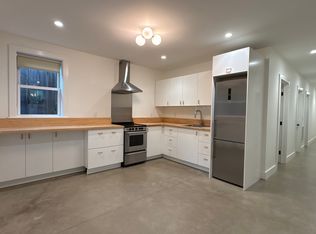 676 45th St #B, Oakland, CA 94609