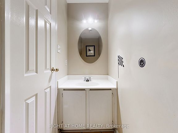 3rd image of 801 Edgehill Rd N