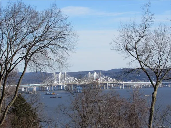 81 Tweed Blvd, Nyack, NY 10960