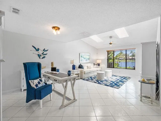 3 bed, 2.5 bath, $4,300 — Photo 2
