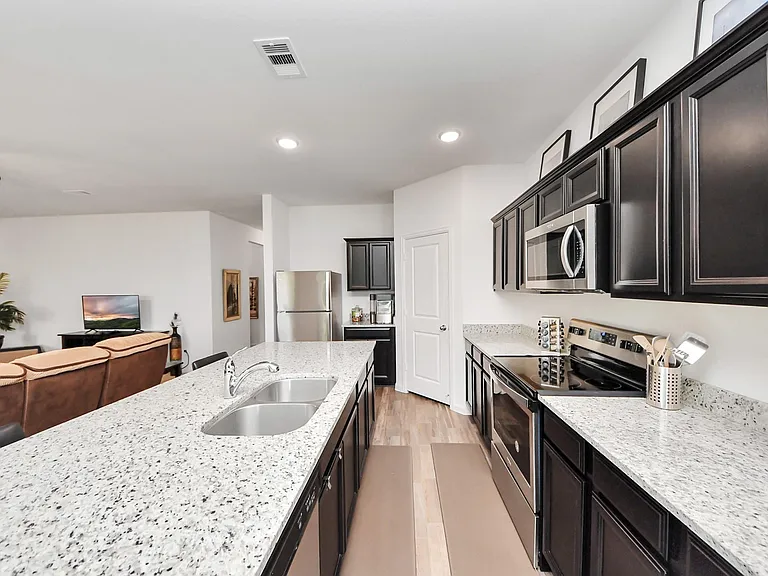 1024 Banyon Tree Ln — Photo 38