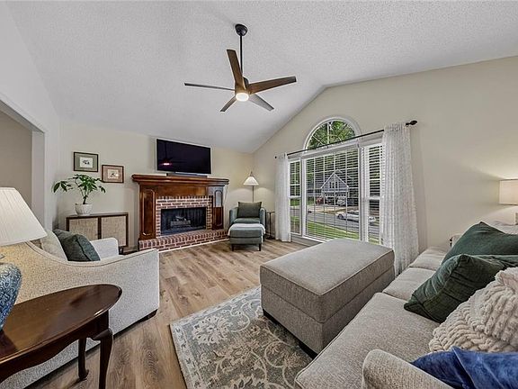 5th image of 916 Fernwood Rd