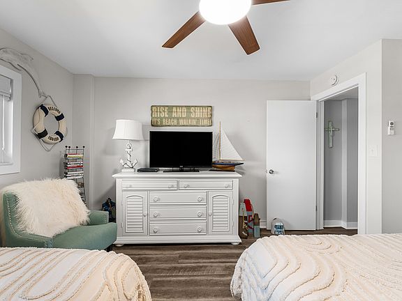 3rd image of 5801 Thomas Dr Unit 818