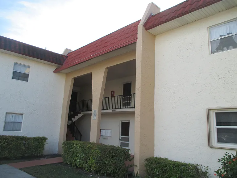 200 Lake Carol Dr — Photo 1