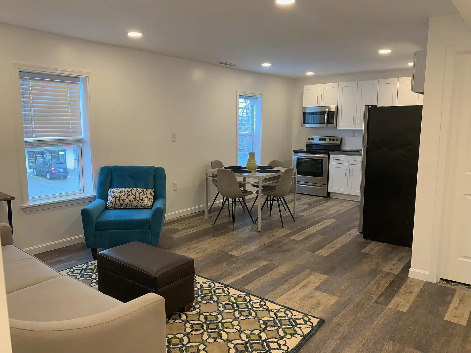 2 bed, 1000 sqft, $1,350 — Photo 1