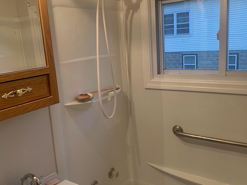 2nd image of 2885 Gibson St