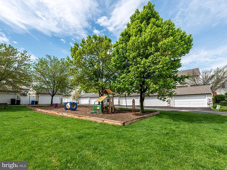 20362 Hartwell St — Photo 37