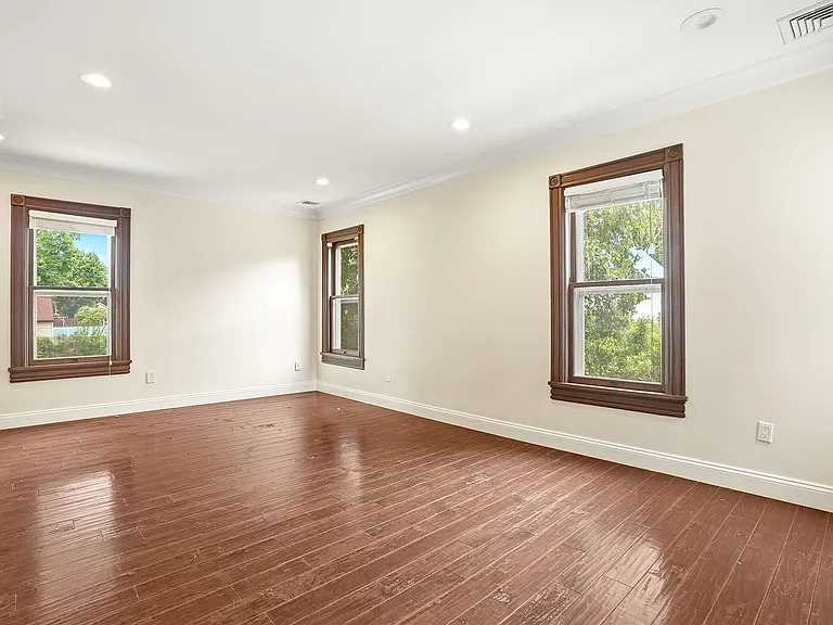 834 John St — Photo 13