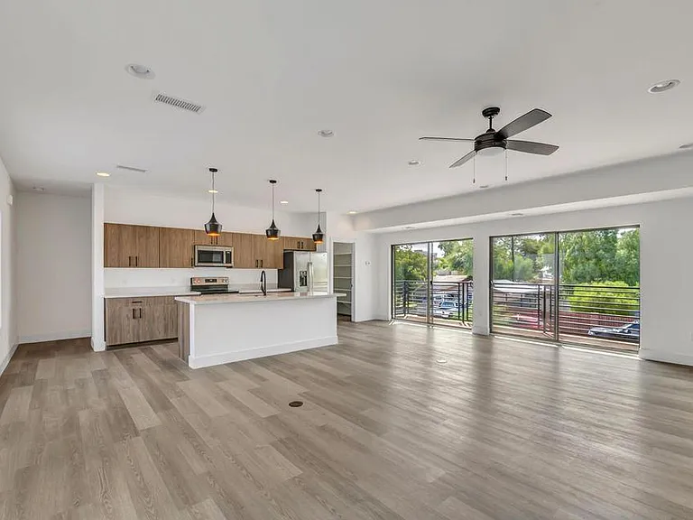 524 W Brown St — Photo 7