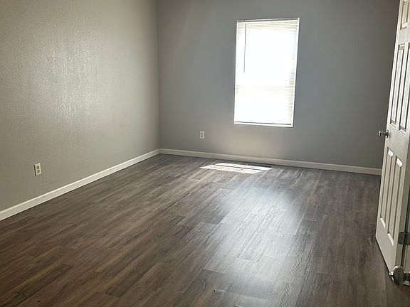 2nd image of 135 Rockyreef Cir