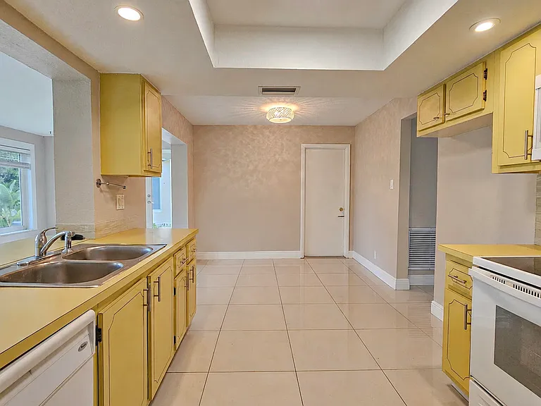 7180 NW 10th Ct — Photo 10