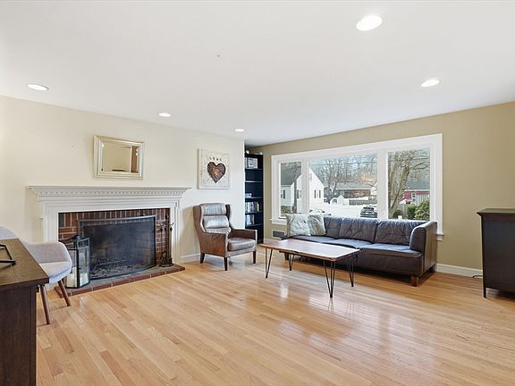 3rd image of 9 Pinewood Ave