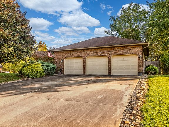 3rd image of 600 Deer Lake Dr W
