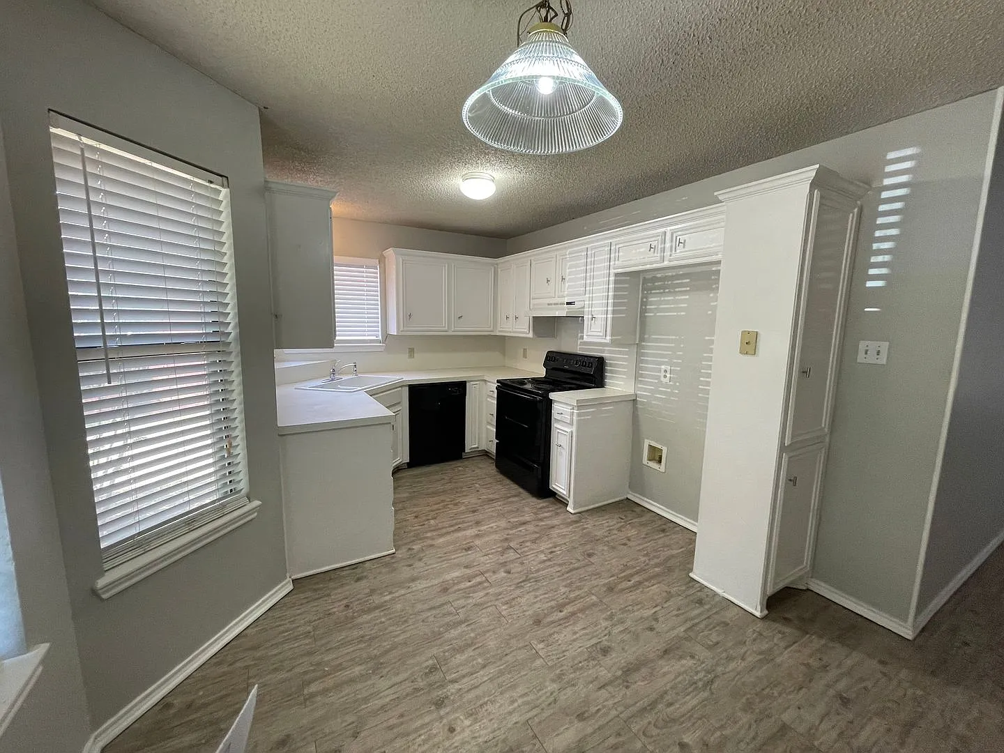 Available Now! 3bed/2bath/2garage South Lubbock Home — Photo 4