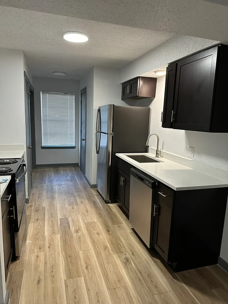 Spacious 2-Bedroom Apartment with Loft in Tulsa's Prime Location — Photo 4
