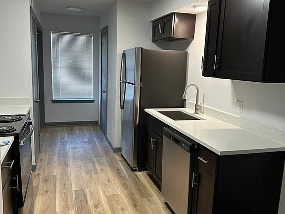 4th image of 2211 E 67th St Unit 1407