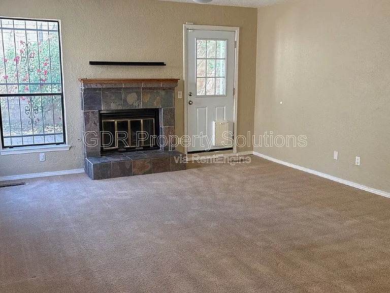 5828 Elmwood Dr NE — Photo 4