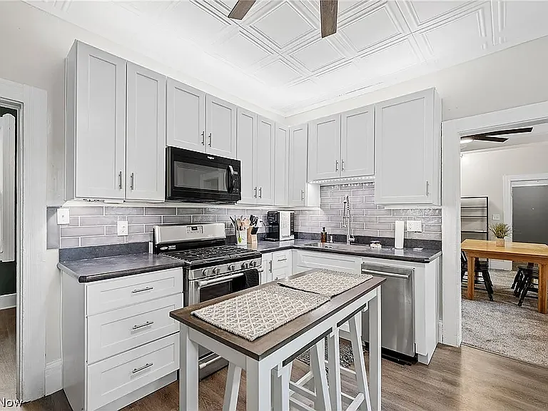 1911 W 65th St — Photo 24
