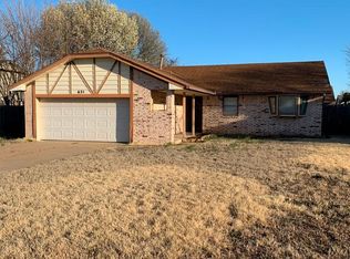 621 SW 24th St, Moore, OK 73160