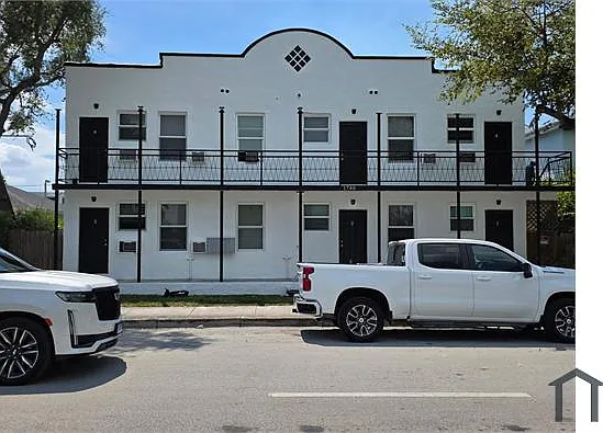 1740 NW 1st Pl #1 — Photo 2