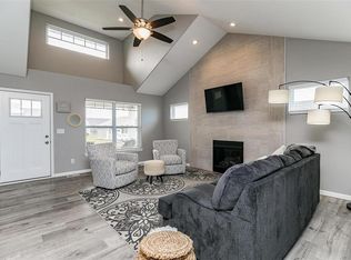 1425 Deerfield Dr, Fairfax, IA 52228