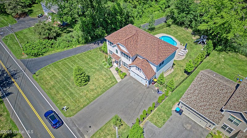 3rd image of 84 Fiddlers Lane