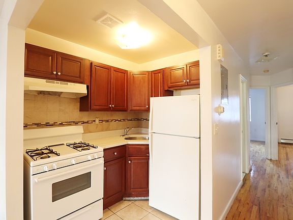 4th image of 982 Rogers Pl #2