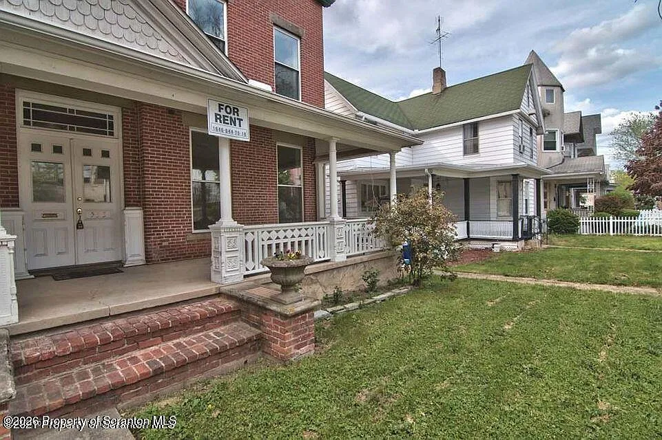 2 bed, 1.0 bath, 800 sqft, $1,250 — Photo 2